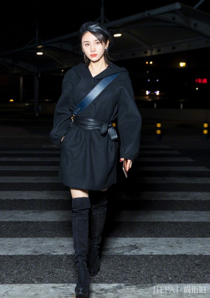 �����ĺ�ɫ����ȹ�����˸߸��ӣ��Ըߴ���ѧ���ͺ�